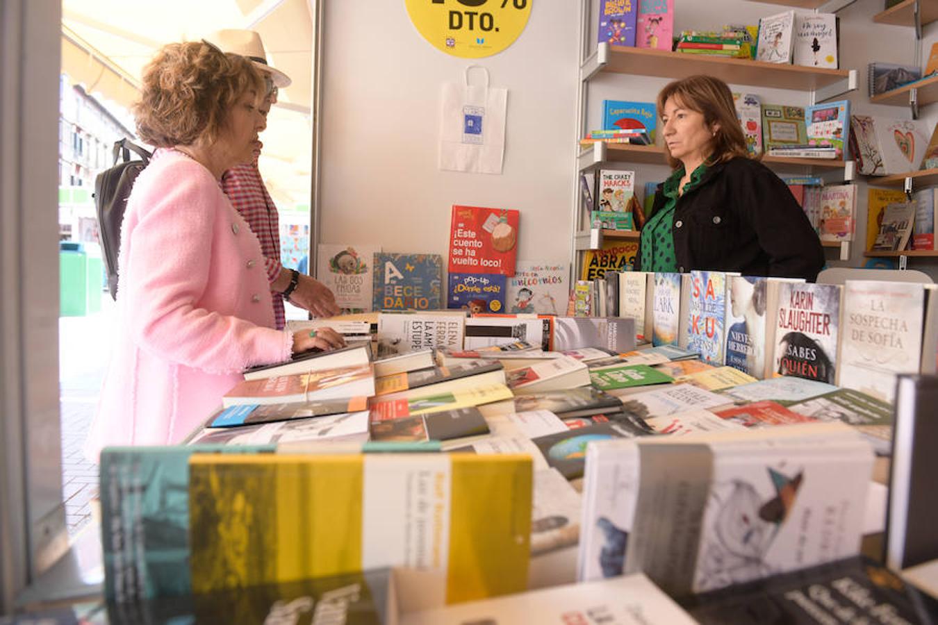 La Plaza Mayor de Valladolid acoge las casetas de la Feria de Libro con las novedades editoriales