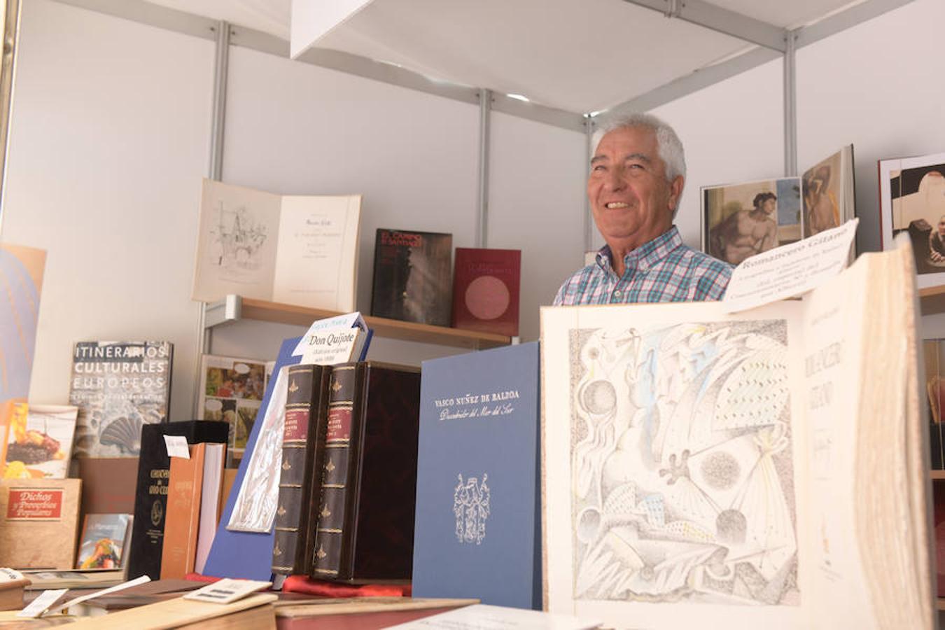 La Plaza Mayor de Valladolid acoge las casetas de la Feria de Libro con las novedades editoriales.