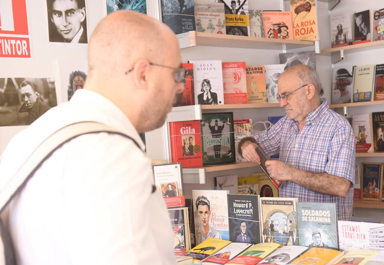 La Plaza Mayor de Valladolid acoge las casetas de la Feria de Libro con las novedades editoriales.