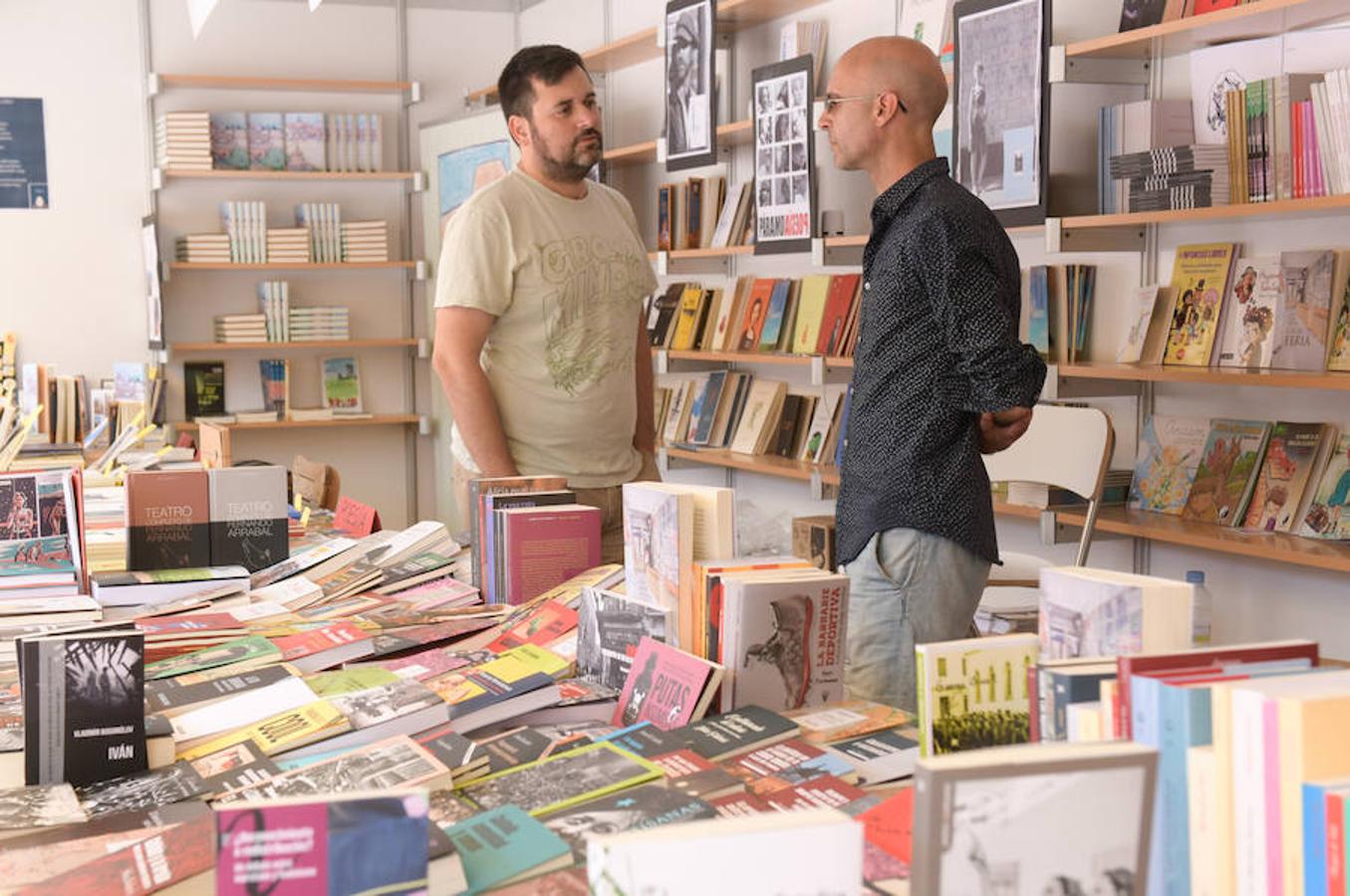 La Plaza Mayor de Valladolid acoge las casetas de la Feria de Libro con las novedades editoriales.