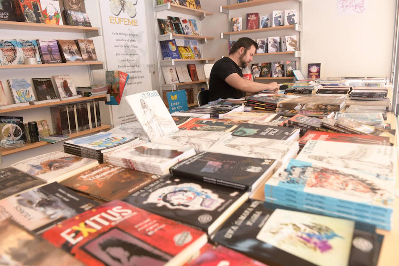 La Plaza Mayor de Valladolid acoge las casetas de la Feria de Libro con las novedades editoriales.