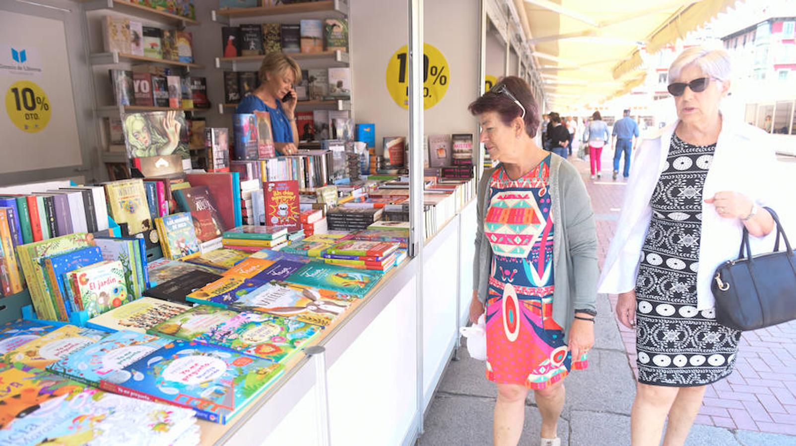 La Plaza Mayor de Valladolid acoge las casetas de la Feria de Libro con las novedades editoriales.