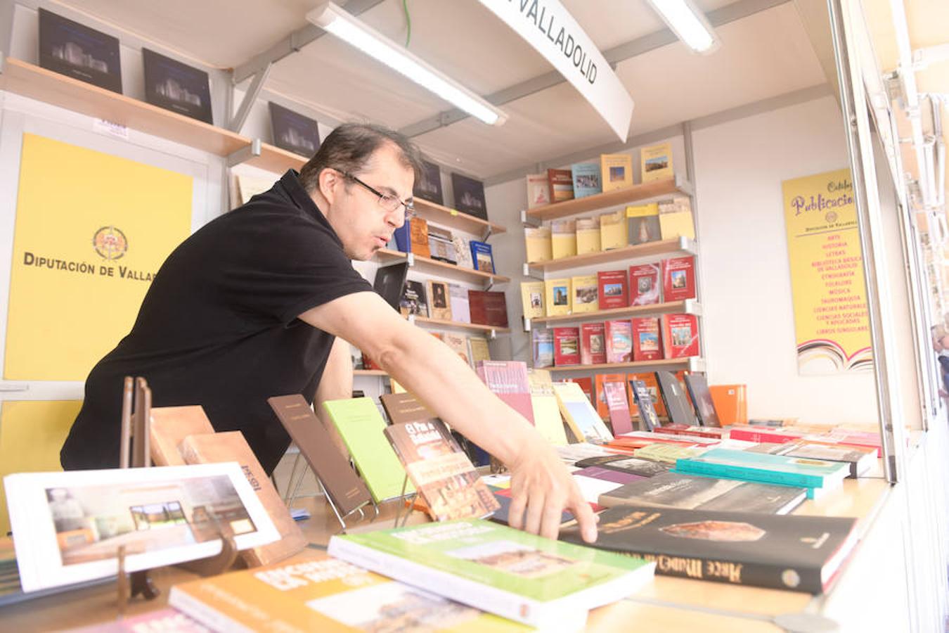 La Plaza Mayor de Valladolid acoge las casetas de la Feria de Libro con las novedades editoriales.