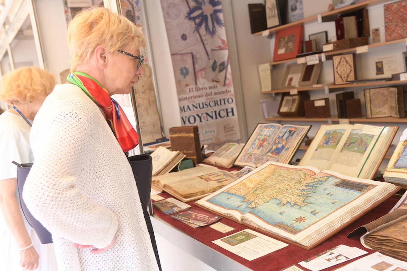 La Plaza Mayor de Valladolid acoge las casetas de la Feria de Libro con las novedades editoriales.