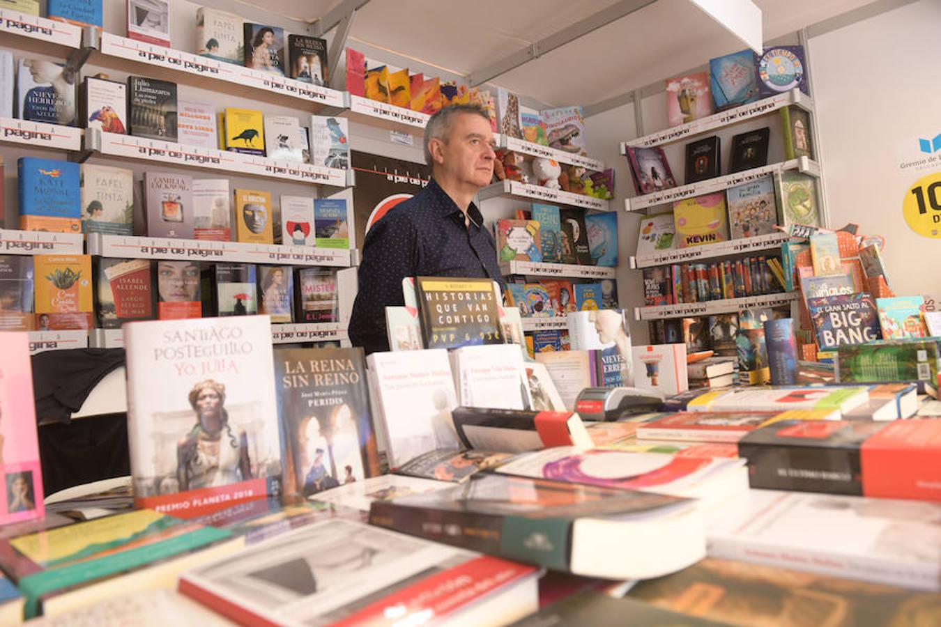 La Plaza Mayor de Valladolid acoge las casetas de la Feria de Libro con las novedades editoriales.