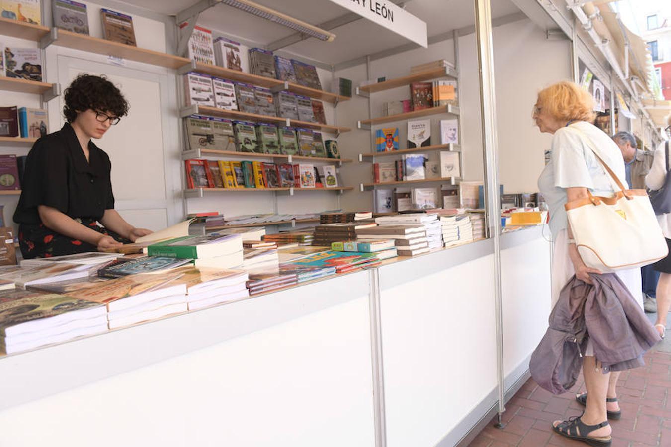 La Plaza Mayor de Valladolid acoge las casetas de la Feria de Libro con las novedades editoriales.