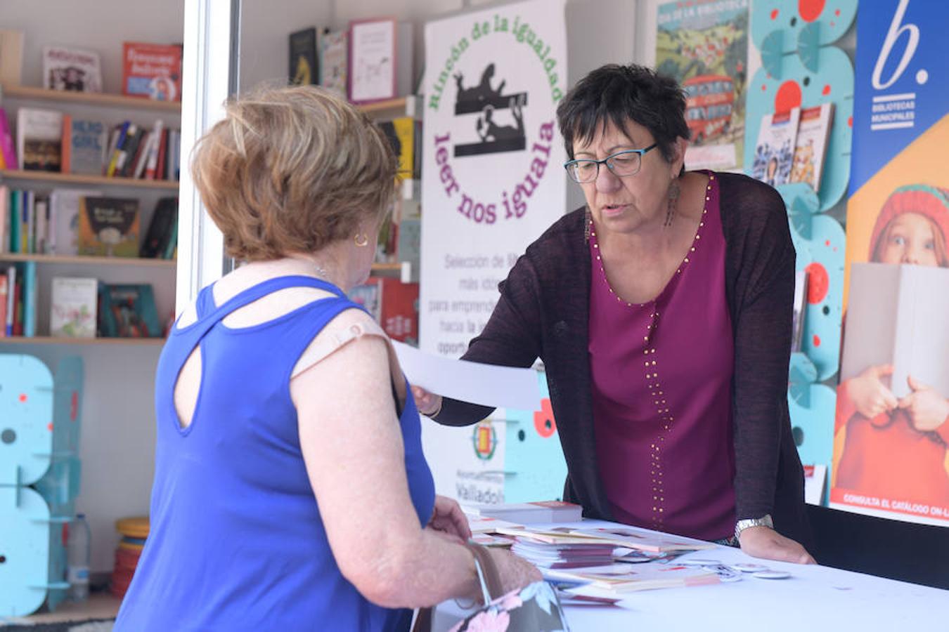 La Plaza Mayor de Valladolid acoge las casetas de la Feria de Libro con las novedades editoriales.