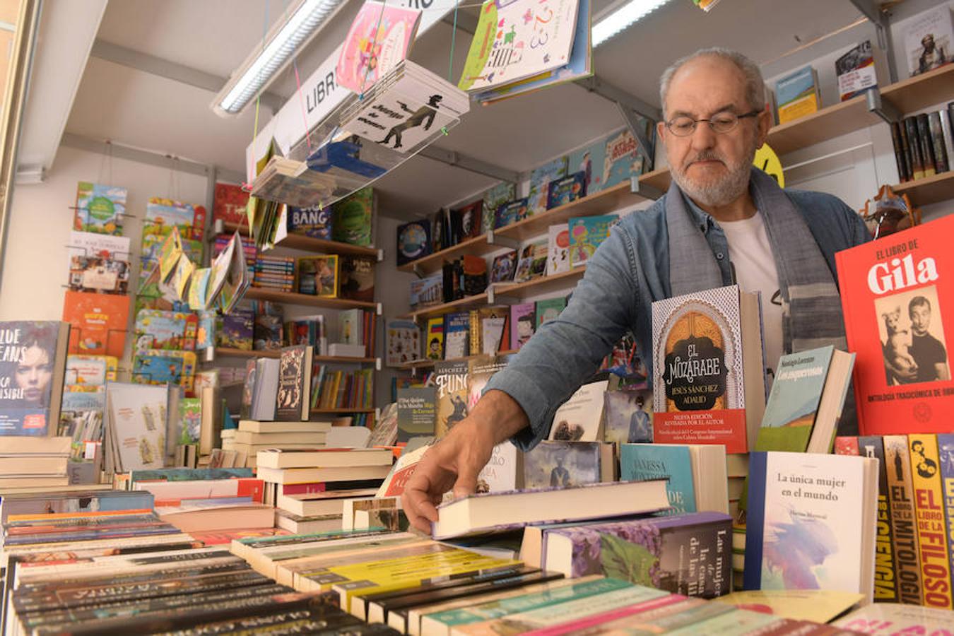 La Plaza Mayor de Valladolid acoge las casetas de la Feria de Libro con las novedades editoriales.