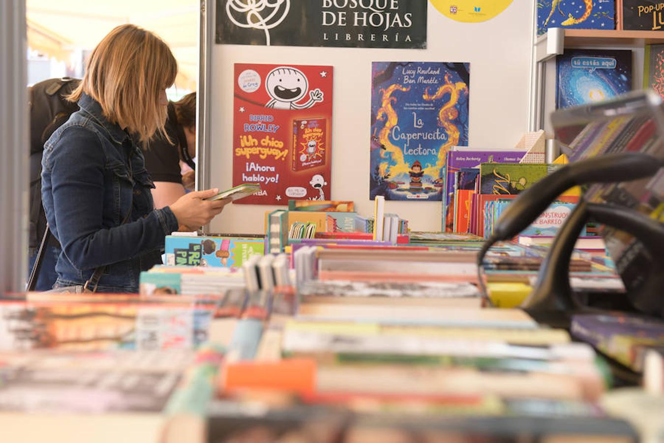 La Plaza Mayor de Valladolid acoge las casetas de la Feria de Libro con las novedades editoriales