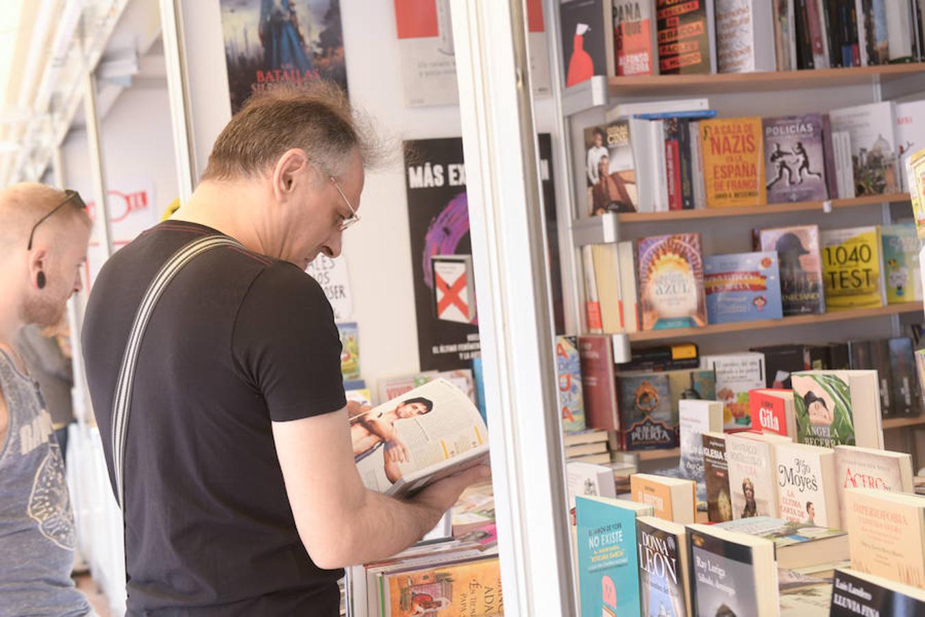 La Plaza Mayor de Valladolid acoge las casetas de la Feria de Libro con las novedades editoriales