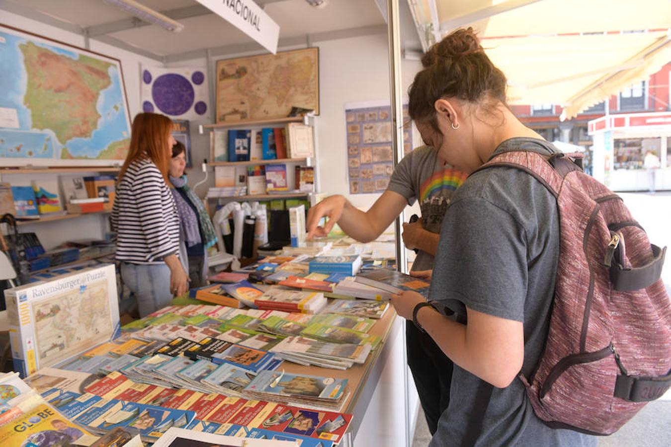 La Plaza Mayor de Valladolid acoge las casetas de la Feria de Libro con las novedades editoriales