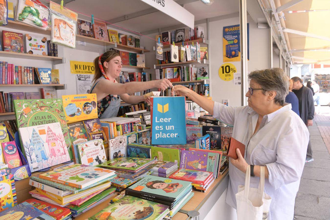 La Plaza Mayor de Valladolid acoge las casetas de la Feria de Libro con las novedades editoriales