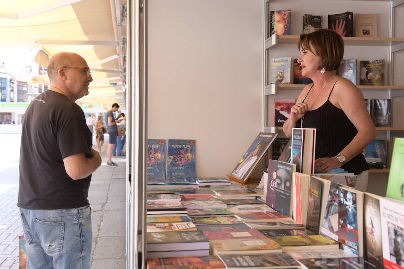 La Plaza Mayor de Valladolid acoge las casetas de la Feria de Libro con las novedades editoriales