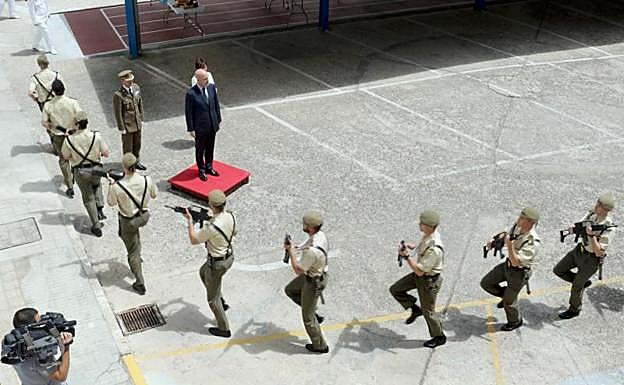 Rendición de honores al subsecretario del Ministerio de Defensa, Alejo de la Torre, en el acto celebrado en la Delegación de Castilla y León. 
