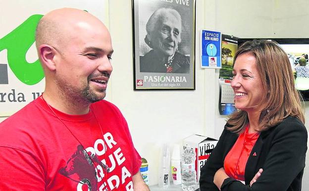 Ángel Galindo conversa con Ana Peñalosa en la noche electoral. 