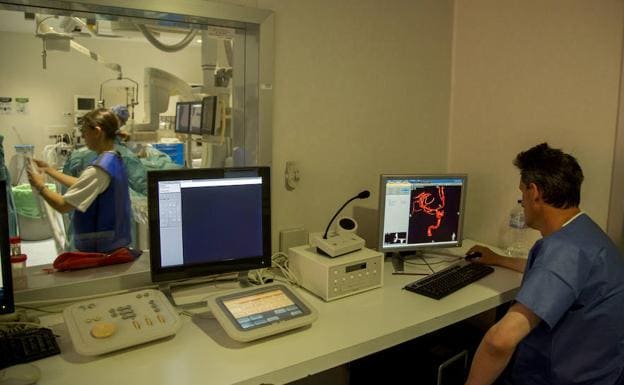 Sala de Angiografía del Río Hortega de Valladolid, con el doctor Arrese, en primer plano. 