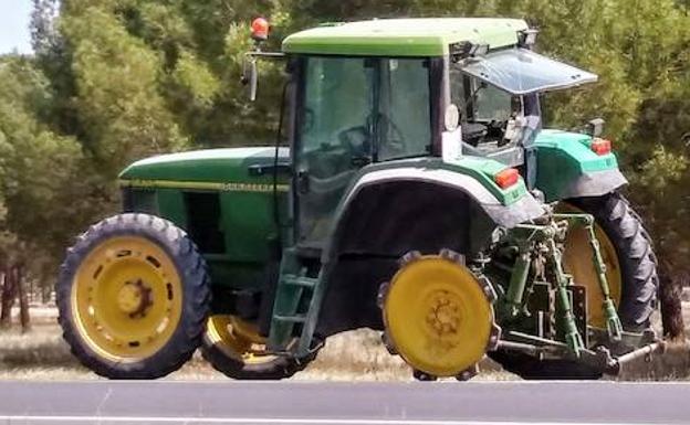 Un tractor pierde una de sus ruedas cuando circulaba por Pedrajas de San Esteban