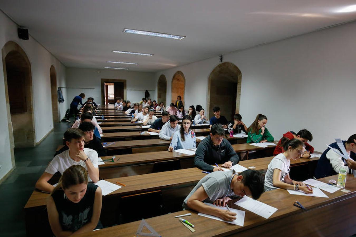 Alumnos realizan las pruebas de la EBAU en Salamanca para acceder a la Universidad.