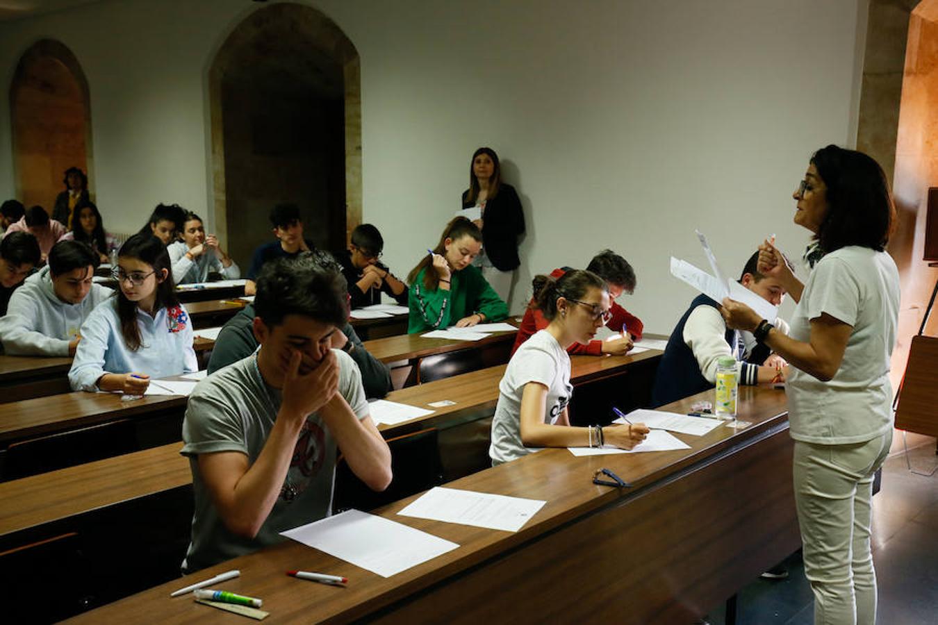 Alumnos realizan las pruebas de la EBAU en Salamanca para acceder a la Universidad.