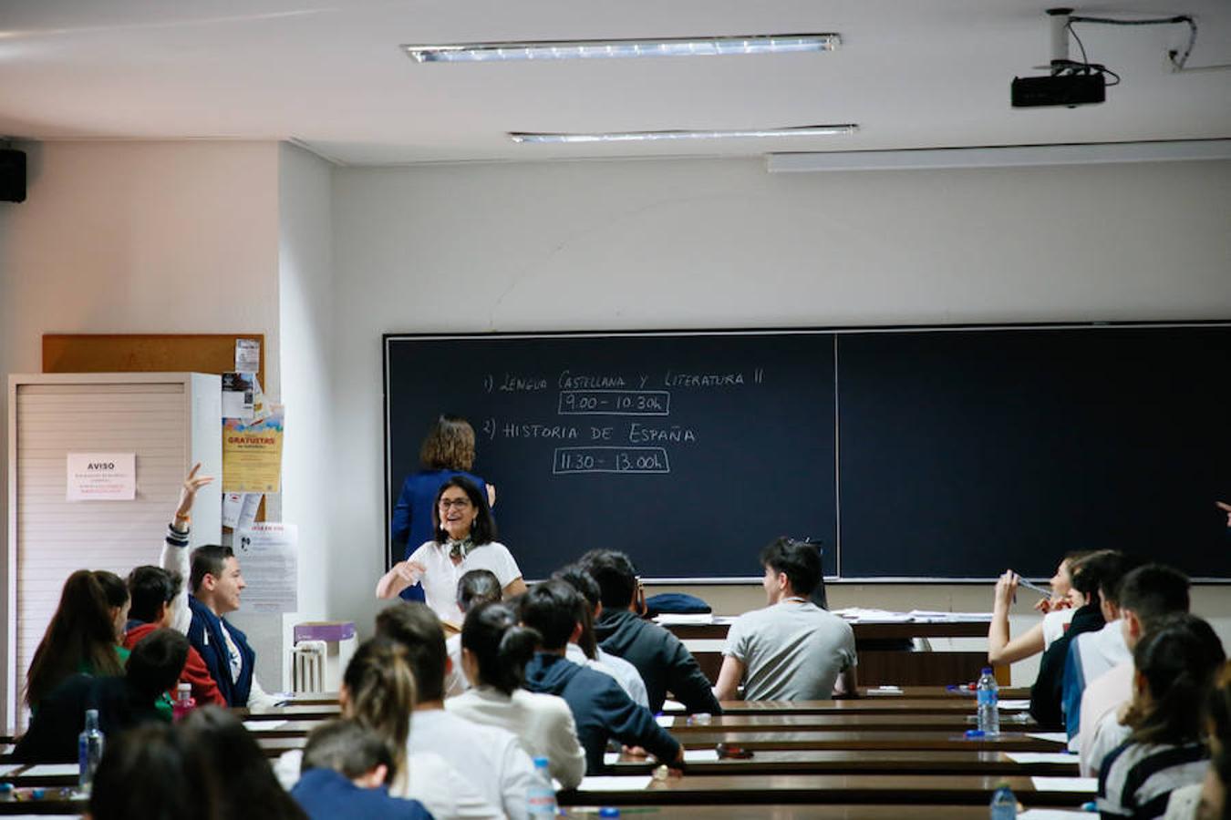 Alumnos realizan las pruebas de la EBAU en Salamanca para acceder a la Universidad.