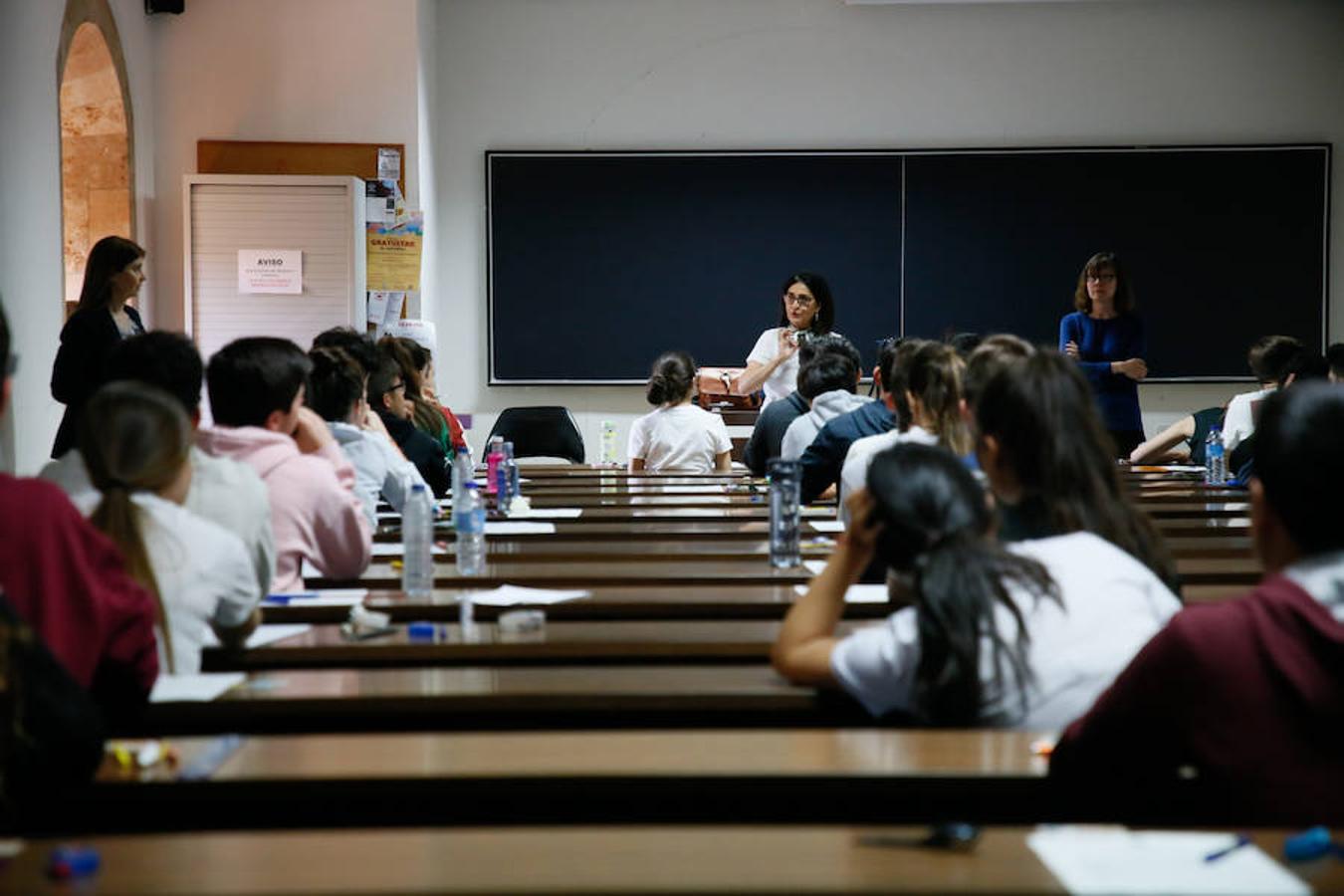 Alumnos realizan las pruebas de la EBAU en Salamanca para acceder a la Universidad.