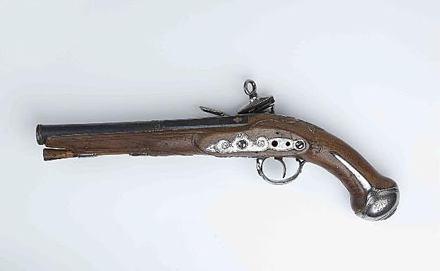 Imagen principal - Arma de la colección de Rico y Sinobas en el Arqueológico Nacional, portada de una obra suya y su retrato.