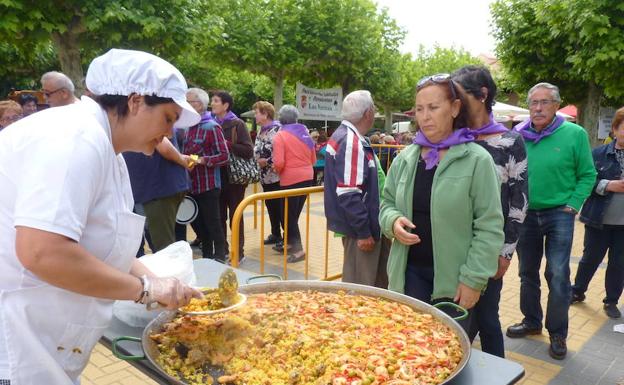 Imagen principal - Celebración del encuentro de mayores de Pinoduero y la comarca de Peñafiel, en Tudela. 