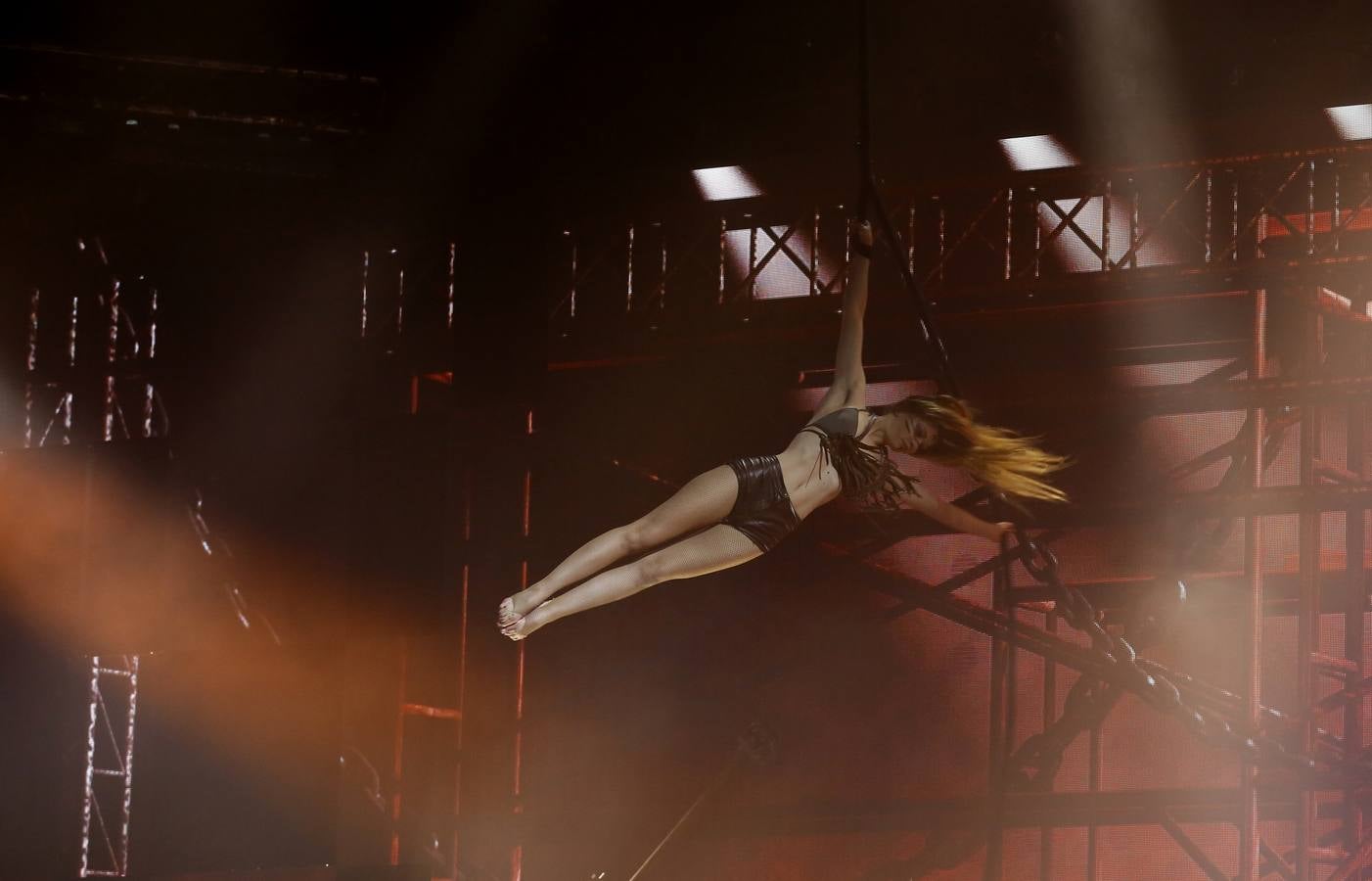 Un espectáculo trepidante, brutal e intenso, un explosivo cóctel de insólitos ingredientes que se fusionan bajo una gigantesca carpa, en un espectacular escenario, con música y voces en directo, una técnica visual novedosa y actos circenses de gran magnitud