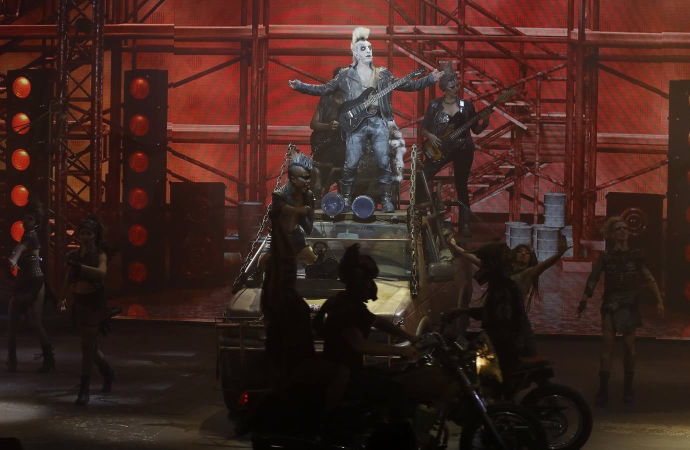 Un espectáculo trepidante, brutal e intenso, un explosivo cóctel de insólitos ingredientes que se fusionan bajo una gigantesca carpa, en un espectacular escenario, con música y voces en directo, una técnica visual novedosa y actos circenses de gran magnitud