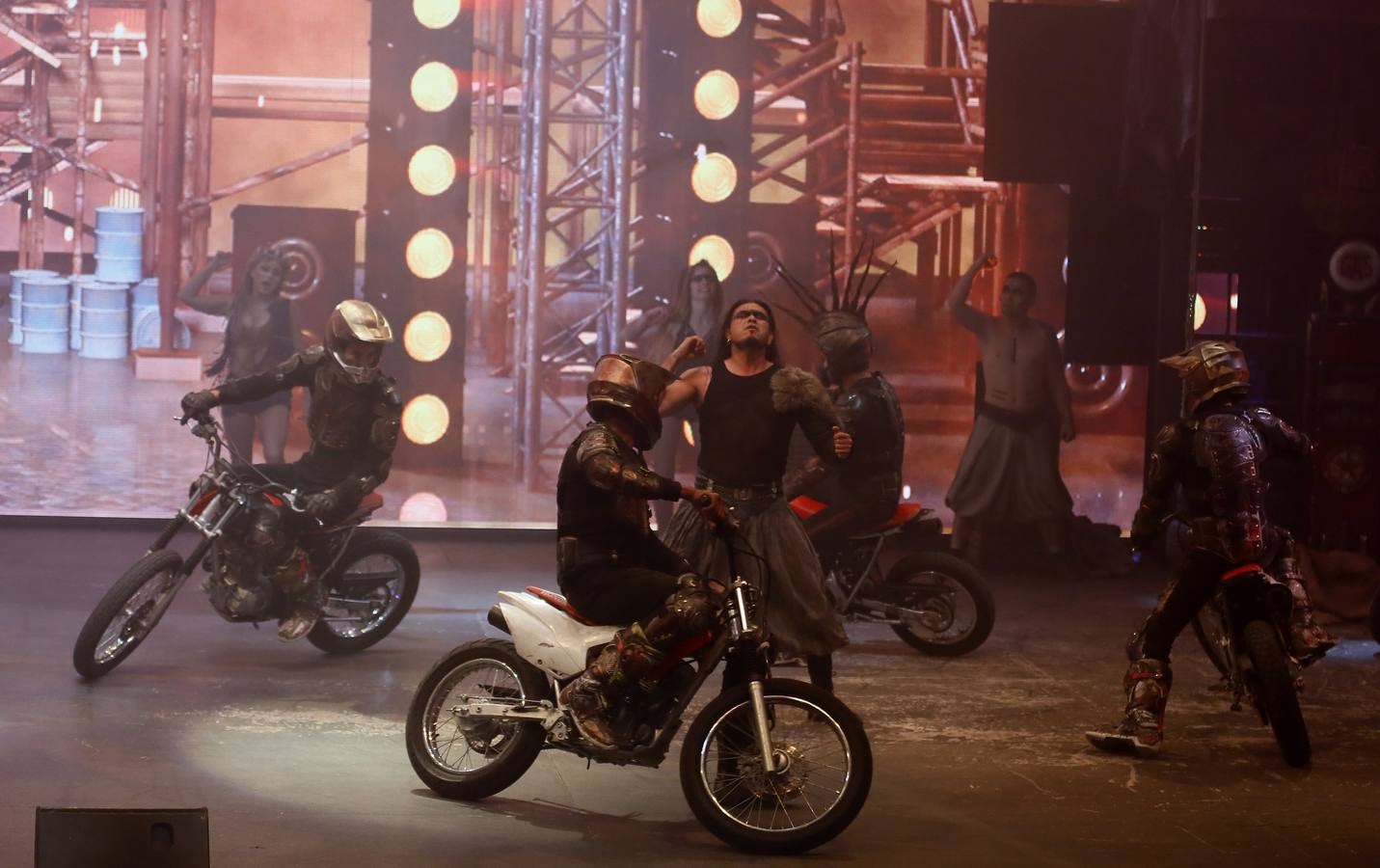 Un espectáculo trepidante, brutal e intenso, un explosivo cóctel de insólitos ingredientes que se fusionan bajo una gigantesca carpa, en un espectacular escenario, con música y voces en directo, una técnica visual novedosa y actos circenses de gran magnitud