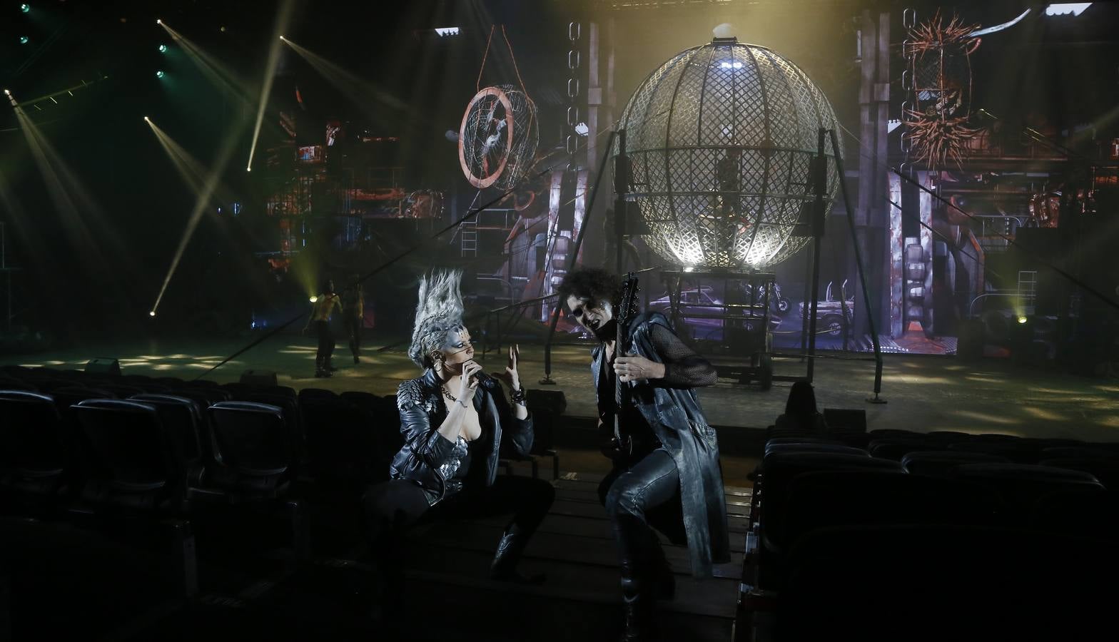 Un espectáculo trepidante, brutal e intenso, un explosivo cóctel de insólitos ingredientes que se fusionan bajo una gigantesca carpa, en un espectacular escenario, con música y voces en directo, una técnica visual novedosa y actos circenses de gran magnitud