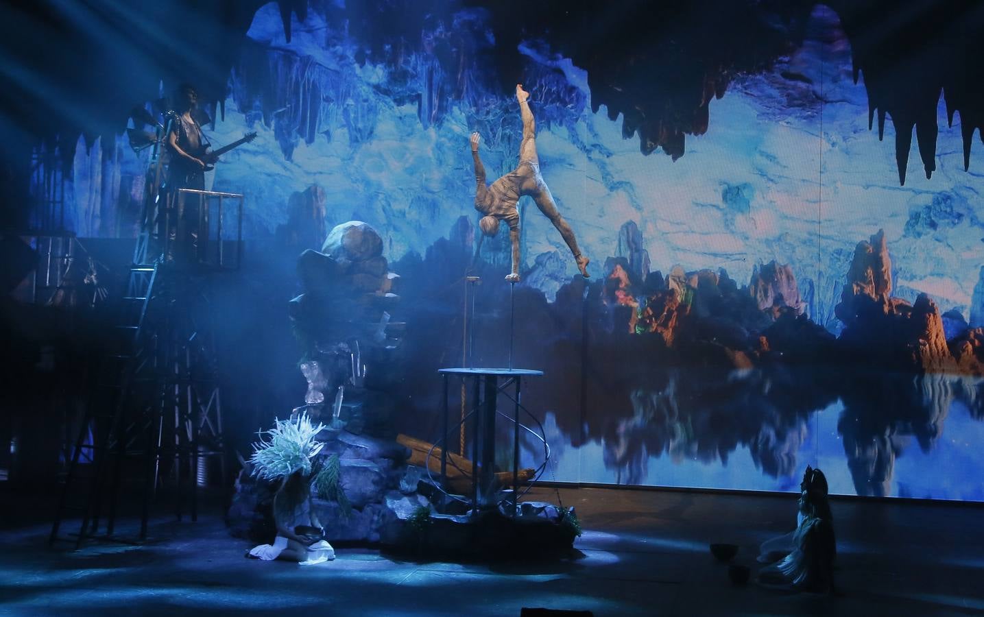 Un espectáculo trepidante, brutal e intenso, un explosivo cóctel de insólitos ingredientes que se fusionan bajo una gigantesca carpa, en un espectacular escenario, con música y voces en directo, una técnica visual novedosa y actos circenses de gran magnitud