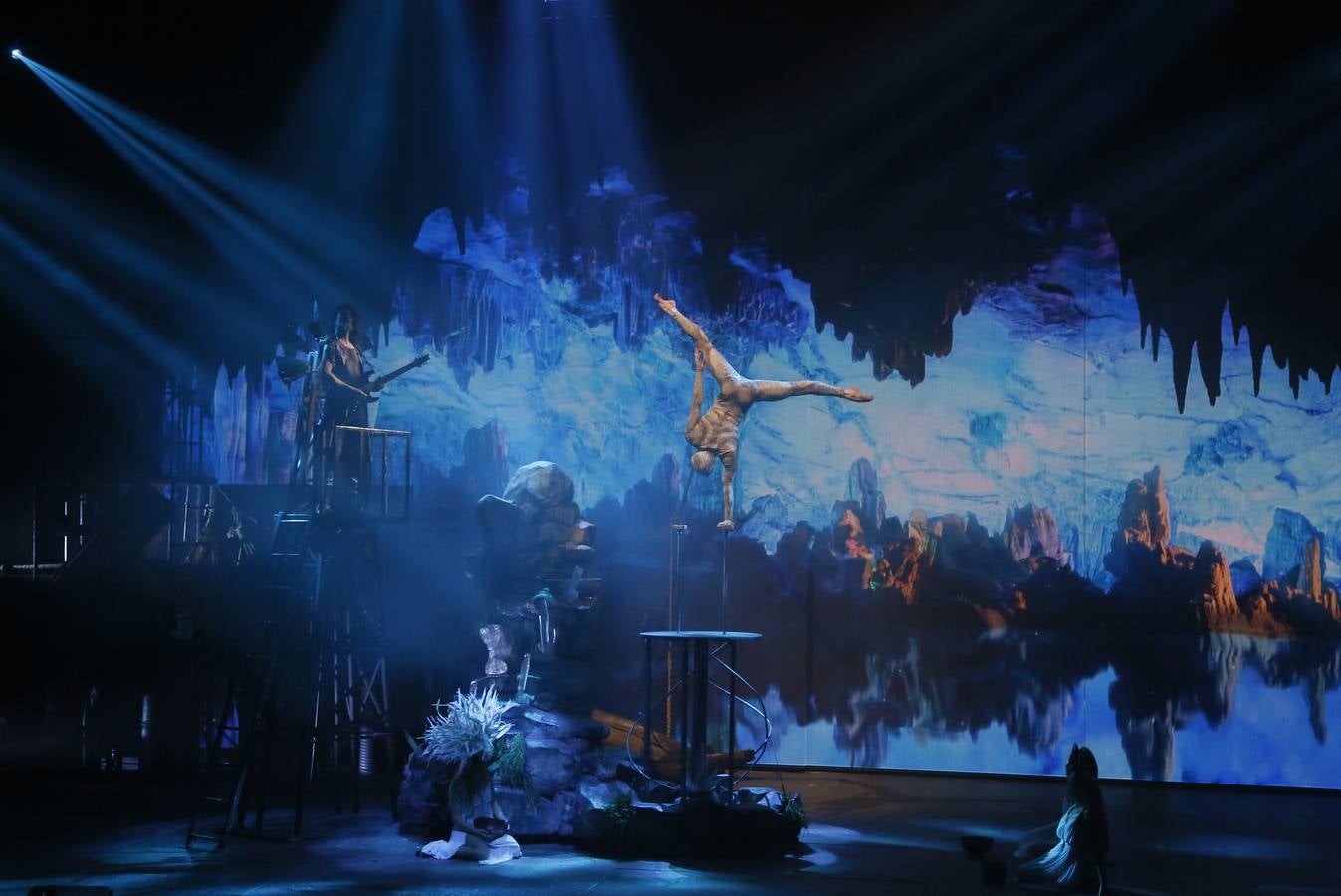 Un espectáculo trepidante, brutal e intenso, un explosivo cóctel de insólitos ingredientes que se fusionan bajo una gigantesca carpa, en un espectacular escenario, con música y voces en directo, una técnica visual novedosa y actos circenses de gran magnitud