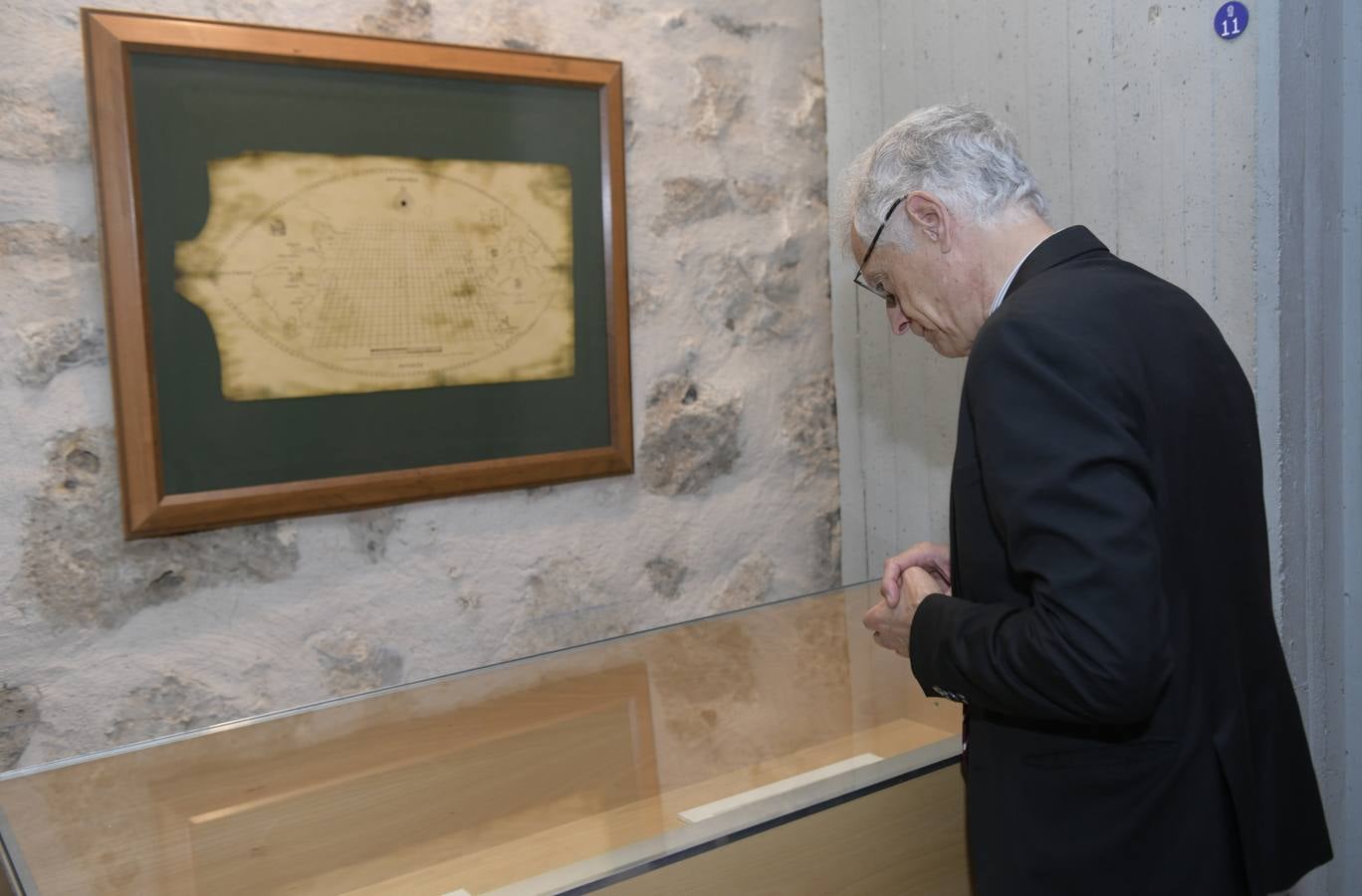 Fue rubricado en 1494 por el rey Juan II de Portugal y los Reyes Católicos| Fue el primer Tratado de la Historia de la América Hispana, ya que en sus líneas se plasma el pacto sobre las rutas de expansión de ambas potencias al este y al oeste| El ministro de Cultura, José Guirao, ha asistido a la inauguración de la muestra en la que el documento estará expuesto, hasta el domingo, por primera vez al público de manera gratuita en las Casas del Tratado 