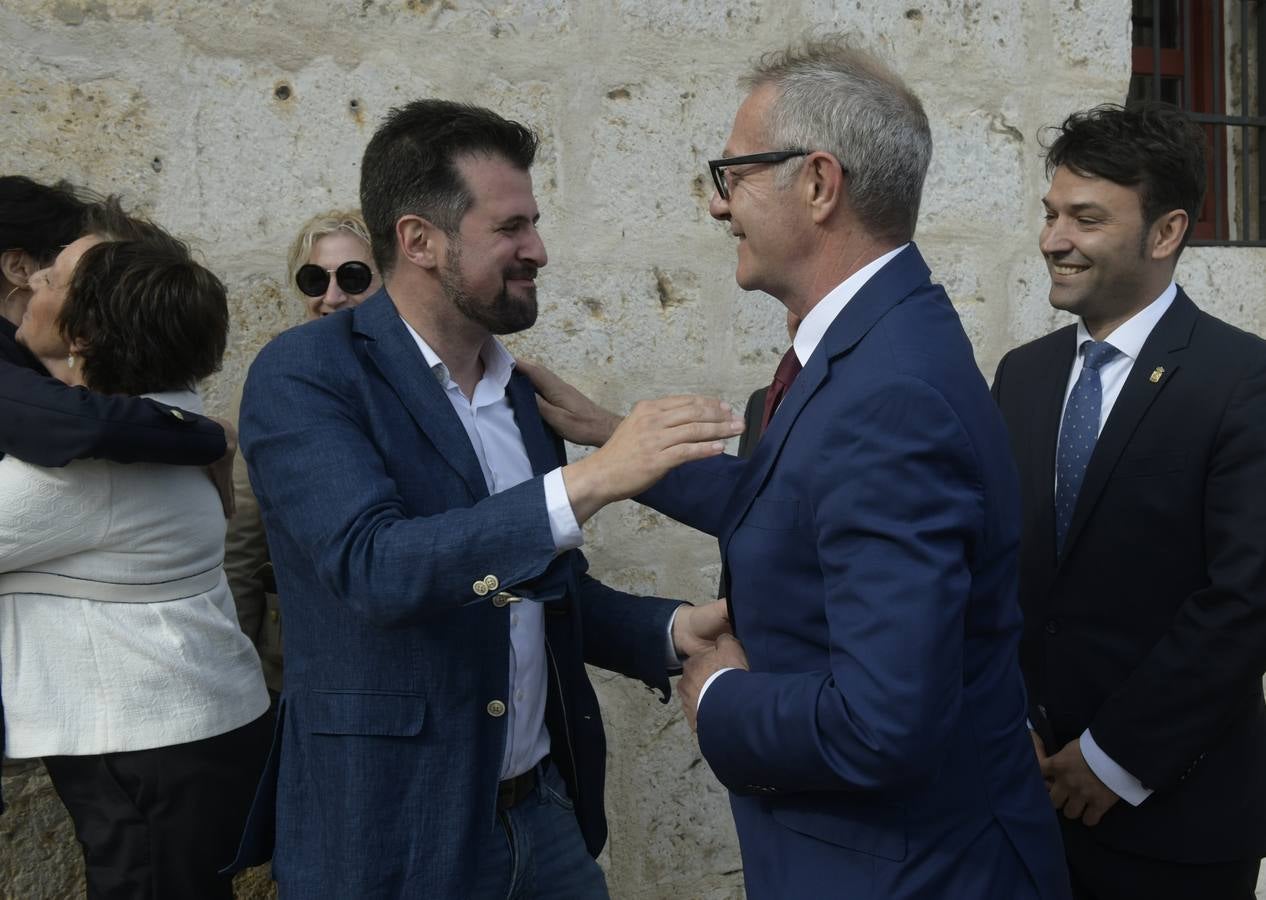 Fue rubricado en 1494 por el rey Juan II de Portugal y los Reyes Católicos| Fue el primer Tratado de la Historia de la América Hispana, ya que en sus líneas se plasma el pacto sobre las rutas de expansión de ambas potencias al este y al oeste| El ministro de Cultura, José Guirao, ha asistido a la inauguración de la muestra en la que el documento estará expuesto, hasta el domingo, por primera vez al público de manera gratuita en las Casas del Tratado 