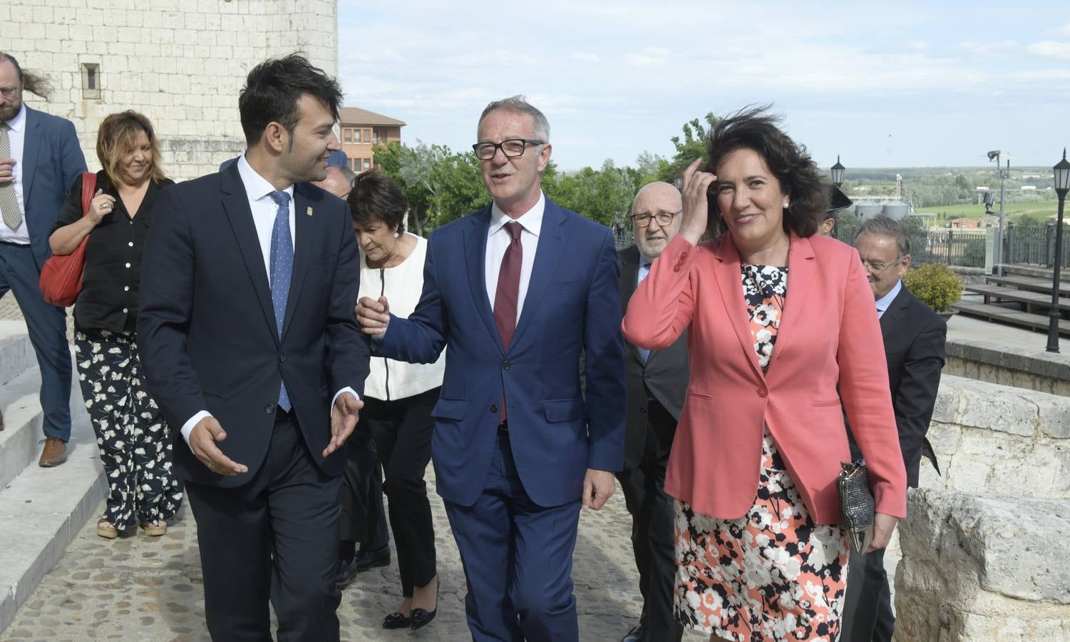 Fue rubricado en 1494 por el rey Juan II de Portugal y los Reyes Católicos| Fue el primer Tratado de la Historia de la América Hispana, ya que en sus líneas se plasma el pacto sobre las rutas de expansión de ambas potencias al este y al oeste| El ministro de Cultura, José Guirao, ha asistido a la inauguración de la muestra en la que el documento estará expuesto, hasta el domingo, por primera vez al público de manera gratuita en las Casas del Tratado 