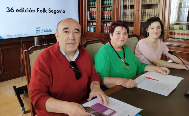 Jaime Lafuente, con Clara luquero y Noelia Gómez en la presentación de Folk Segovia.