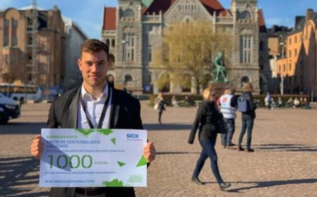 Mario Montero Garrido, con el cheque de 1.000 euros.