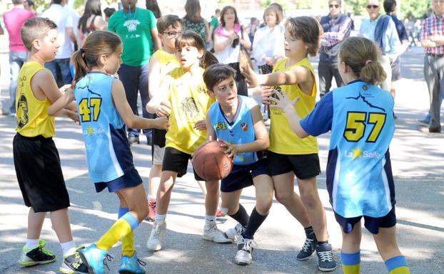 El jugador del Lourdes intenta abrirse hueco en la defensa de San Isidro.