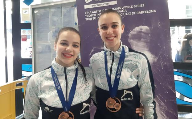 Marina y Selena posan con su medalla conseguida en el dúo libre.