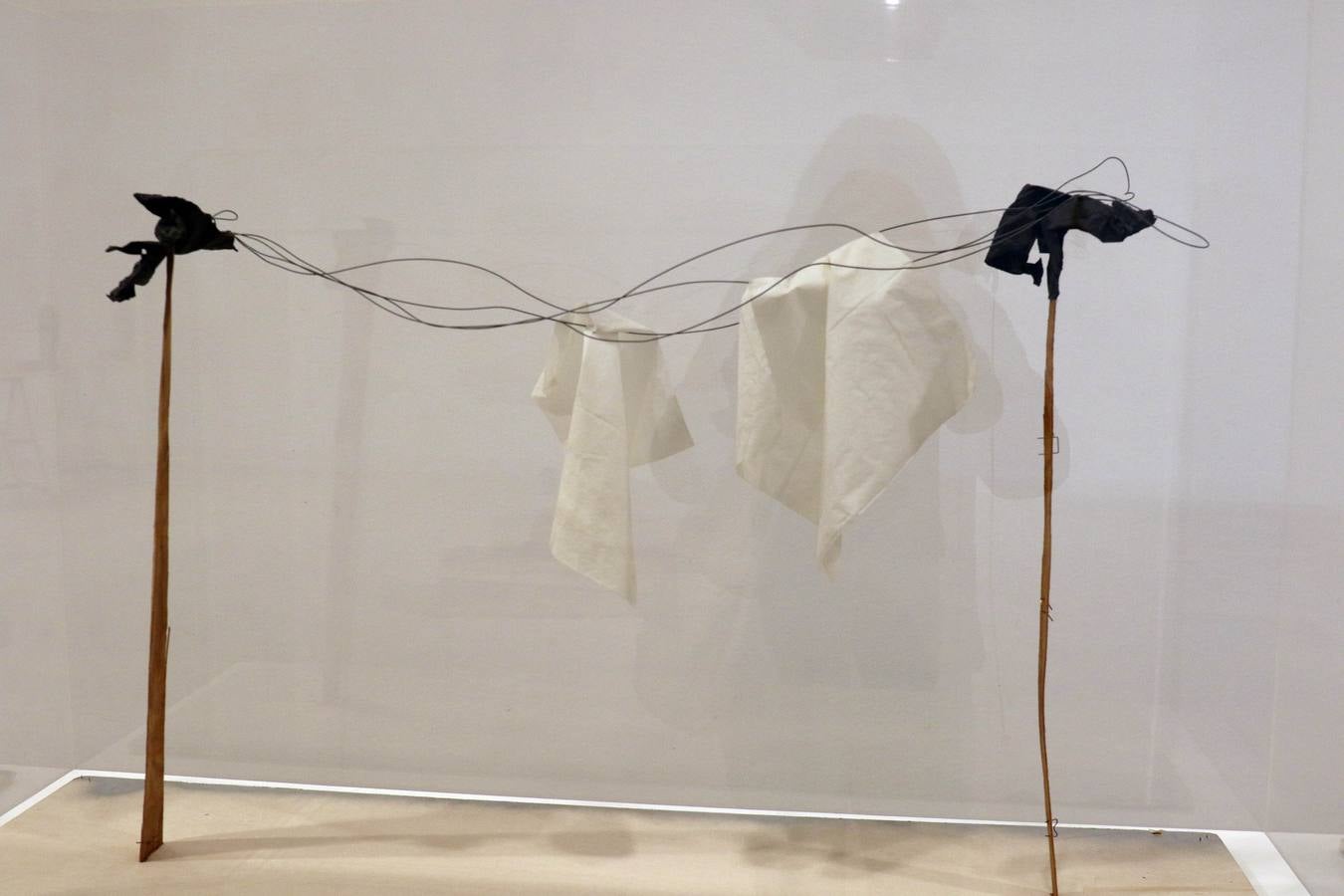 Eva Lootz, Ignasi Aballí, Adolfo Scholosser, Cristina Iglesias, Teresa Solar y Patricia Dauder, entre los treinta artistas con obra en la exposición, que se puede visitar hasta el 13 de octubre