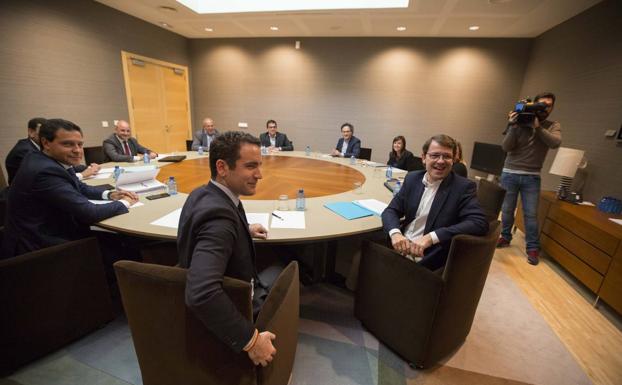 Reunión de los comités negociadores de Ciudadanos y PP en las Cortes de Castilla y León.