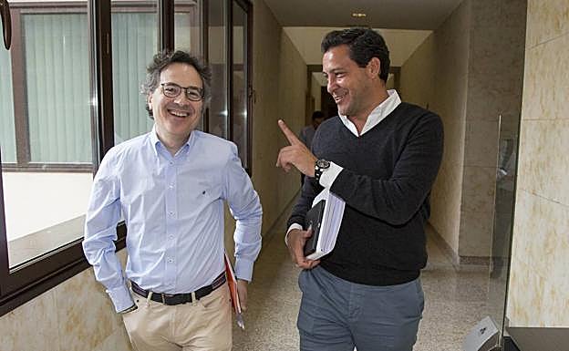 Miguel Ángel González (Ciudadanos) y Raúl de la Hoz (PP), el pasado jueves en las Cortes, al salir de la primera reunión.