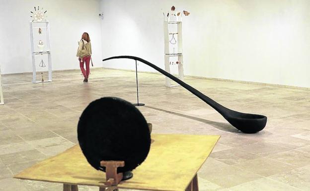 'Utensilio' (1989), la monumental cuchara de Jorge Balbi, en el centro de la sala 3 y, al fondo, las piezas de Fernando García Tóttem II y III (2018). 