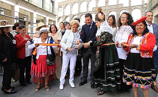 Juana Borrego y Carlos Fernández Carriedo cortan la cinta inaugural. 