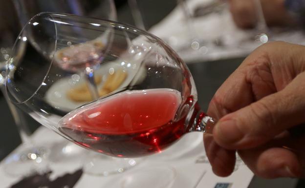 Una copa de vino rosado, durante una cata. 