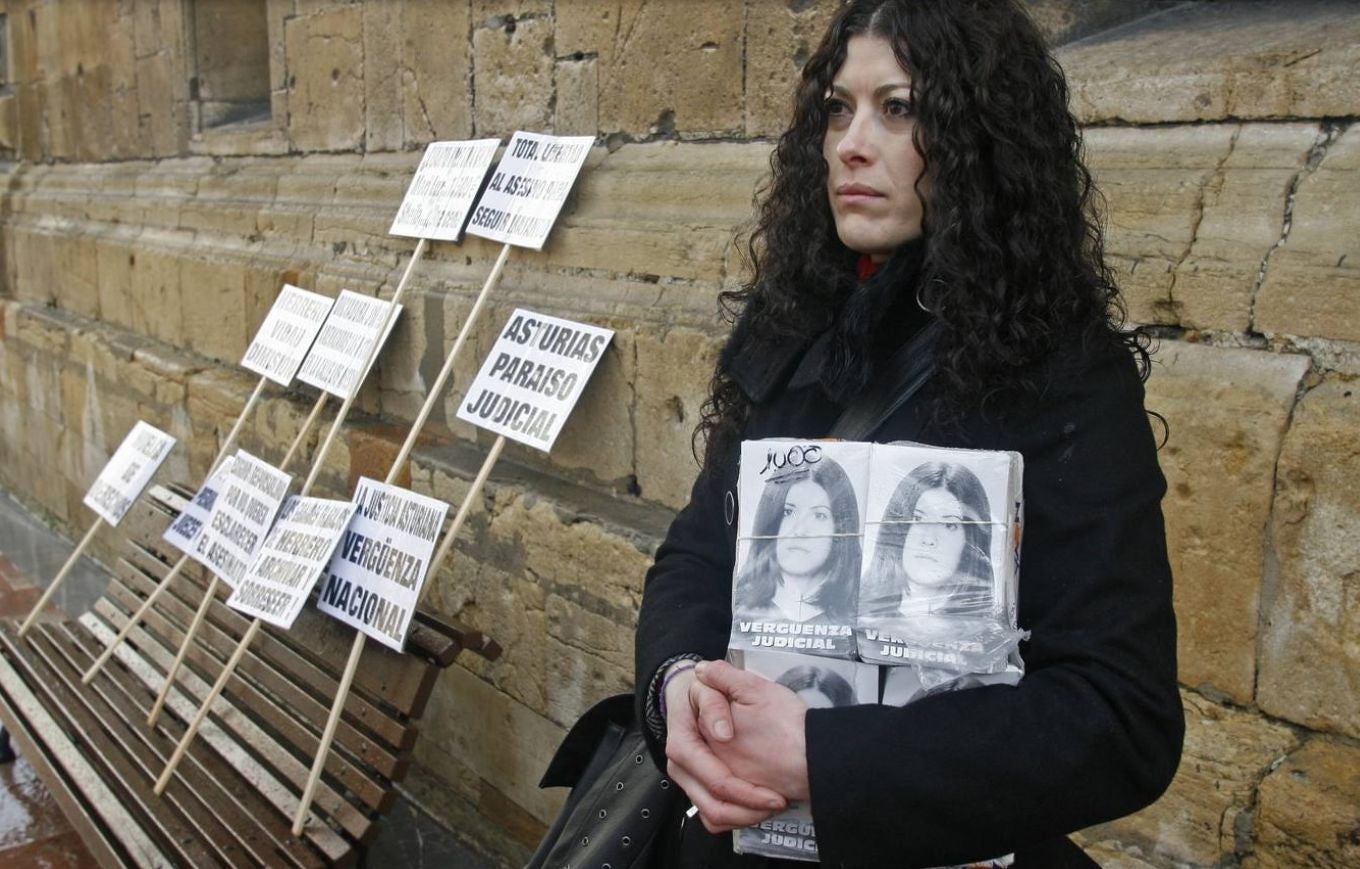 La hermana de Sheila Barrero, en un acto de protesta. 