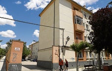 Edificio del paseo de Victorio Macho en el que se subasta la vivienda de la capital palentina.