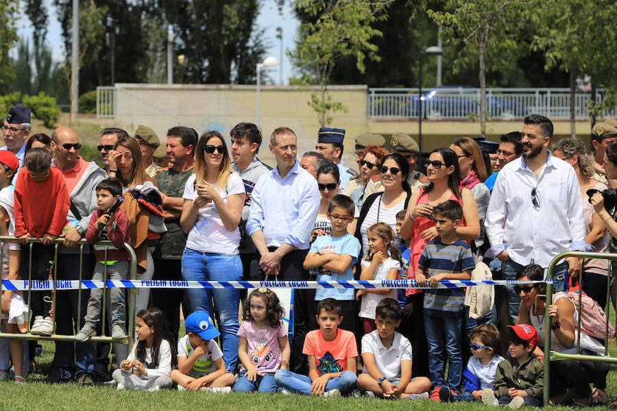 Fotos: Exhibición militar en Salamanca en el día de las Fuerzas Armadas (1/2)