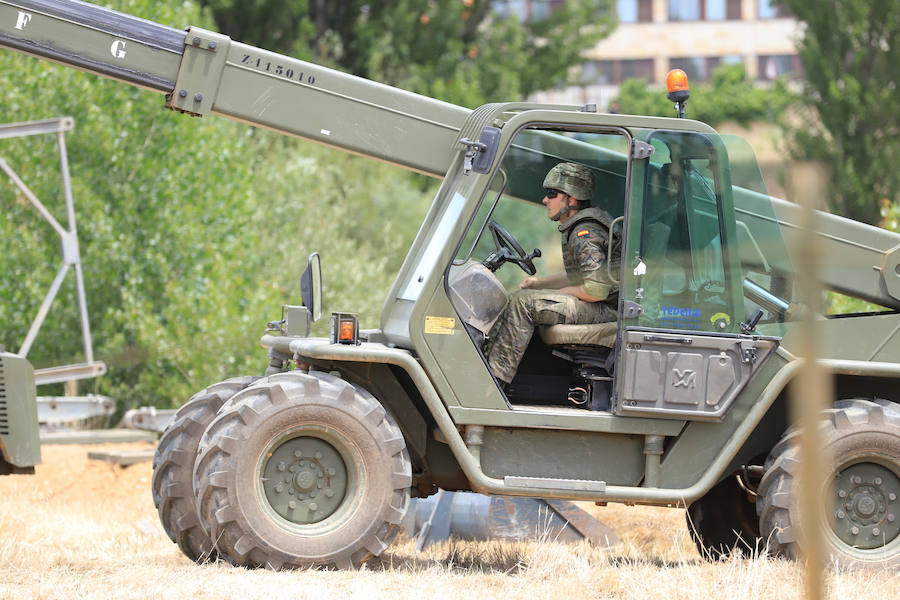 Fotos: Exhibición militar en Salamanca en el día de las Fuerzas Armadas (2/2)